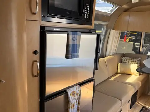 2015 Airstream Flying Cloud 25 ft — photo 2