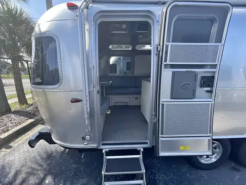 2025 Airstream Flying Cloud 27FBQ — photo 1