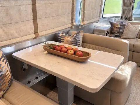2025 Airstream Classic 30RB Queen — photo 5