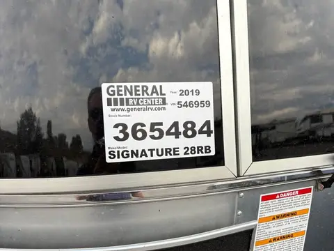 2019 Airstream International Signature 28RB — photo 3