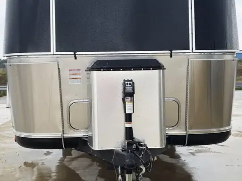2026 Airstream Classic 33FB — photo 4