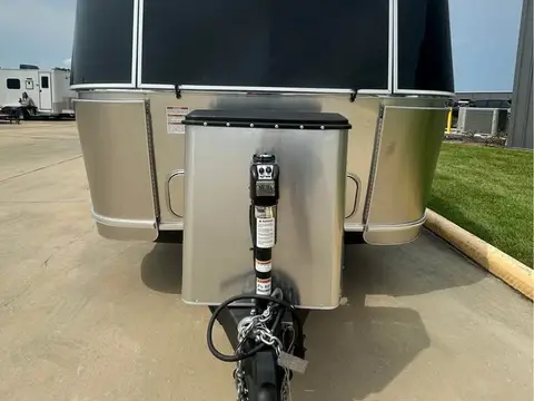 2025 Airstream Flying Cloud 27FBQ — photo 2