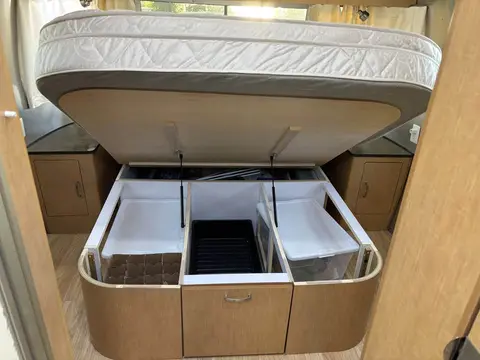 2015 Airstream Flying Cloud 27 Front Queen Bed 27 ft — photo 5
