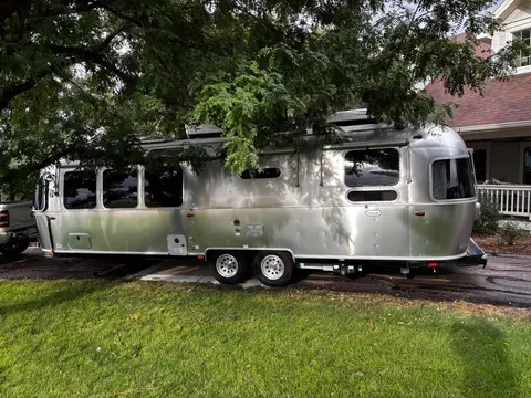 2022 Airstream Globetrotter 30RB Queen — photo 2