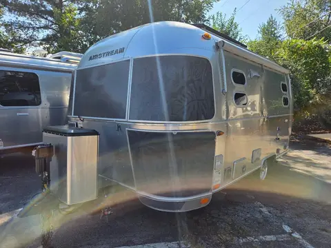 2018 Airstream Tommy Bahama 19CB — photo 2