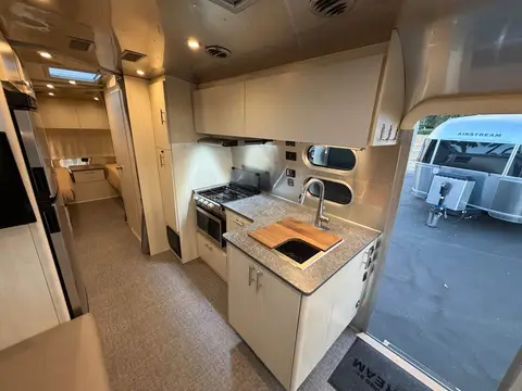 2023 Airstream Flying Cloud 27FBT Hatch — photo 4