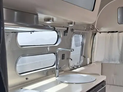 2018 Airstream International Signature 28RBT — photo 5