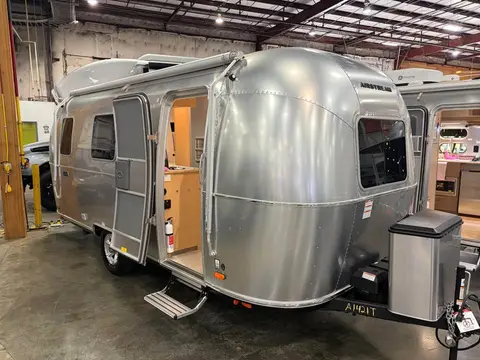 2026 Airstream World Traveler 22RB — photo 2