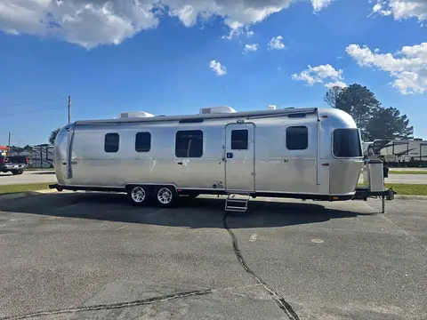 2026 Airstream Classic 33FB — photo 1