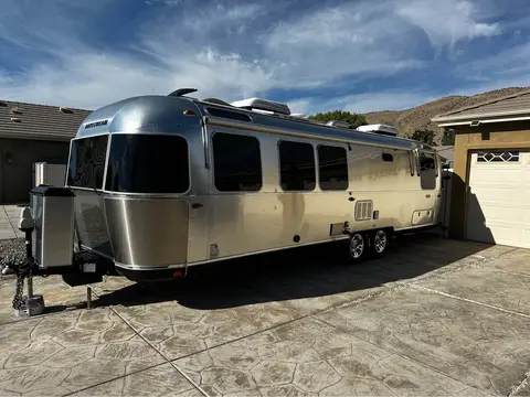 2017 Airstream Classic 30 ft — photo 2