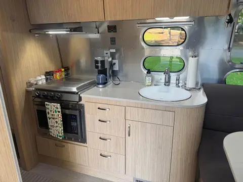 2019 Airstream Flying Cloud — photo 3