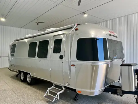 2025 Airstream Flying Cloud 28' Twin 28 ft — photo 4