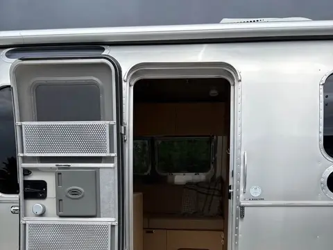 2015 Airstream Flying Cloud 30FB — photo 3