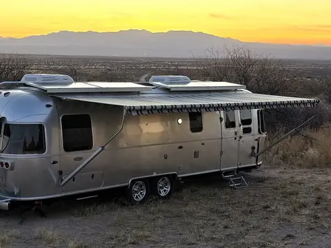 2018 Airstream Classic — photo 2