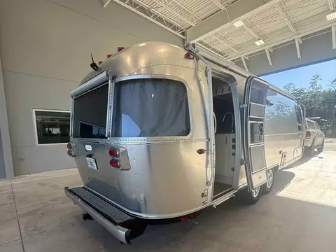 2024 Airstream Flying Cloud 27FBT — photo 2
