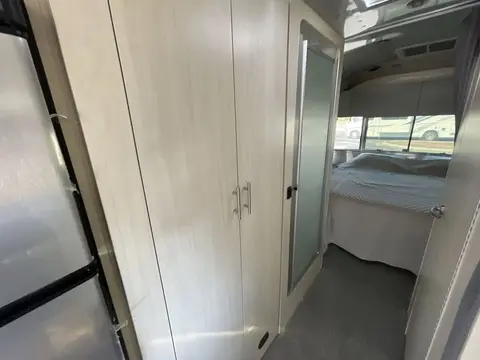 2025 Airstream Flying Cloud 27FBQ — photo 3