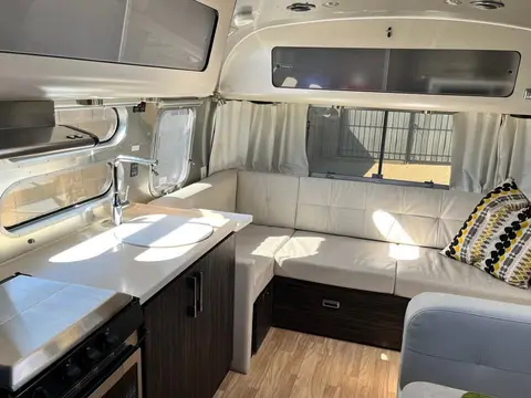 2019 Airstream International Signature 28 ft — photo 4