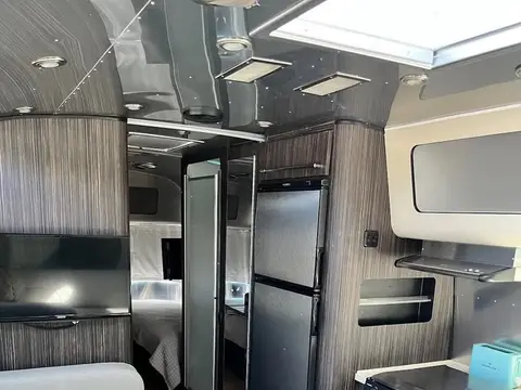 2019 Airstream International Signature 28 ft — photo 3