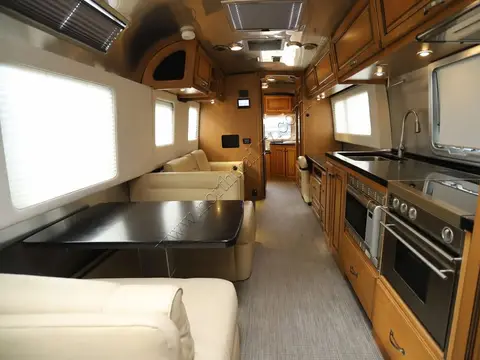 2018 Airstream Classic 33FB — photo 2