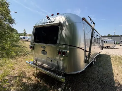 2024 Airstream Classic 33FB — photo 2