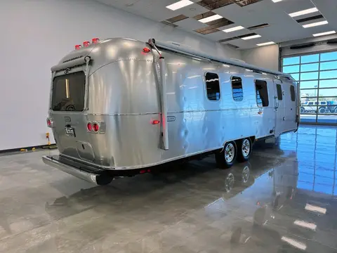 2026 Airstream Classic 33FBQ — photo 2