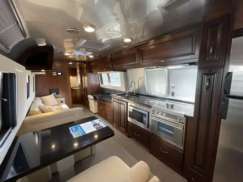 2020 Airstream Classic — photo 4