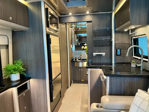 2021 Airstream Atlas Murphy Suite — photo 4