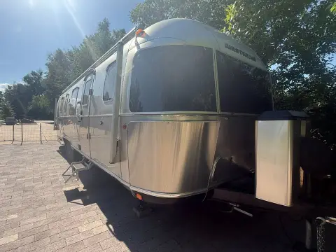 2021 Airstream Classic 33FB Queen — photo 1