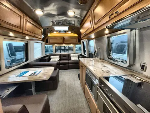 2018 Airstream Classic — photo 5