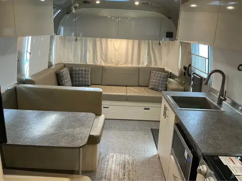 2022 Airstream Flying Cloud 30’ RB; 30 ft — photo 5