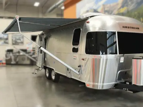 2025 Airstream International Queen bed 23 ft — photo 3