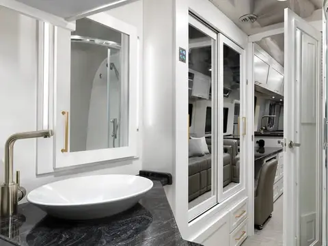 2022 Airstream Classic — photo 4