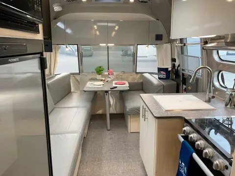 2021 Airstream Flying Cloud 23CB BUNK — photo 2