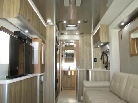 2019 Airstream Atlas TOMMY BAHAMA MURPHY SUITE TB — photo 4