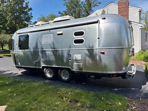 2019 Airstream International — photo 1