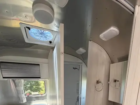 2022 Airstream Bambi 19CB — photo 4