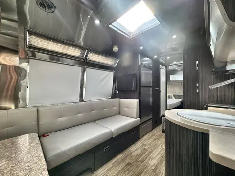 2018 Airstream International Signature 25FB Twin — photo 2