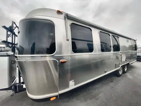 2018 Airstream Classic — photo 2