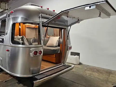 2027 Airstream Frank Lloyd Wright — photo 2