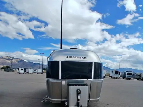 2022 Airstream Flying Cloud 23CB BUNK — photo 1