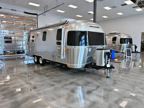 2027 Airstream International — photo 1