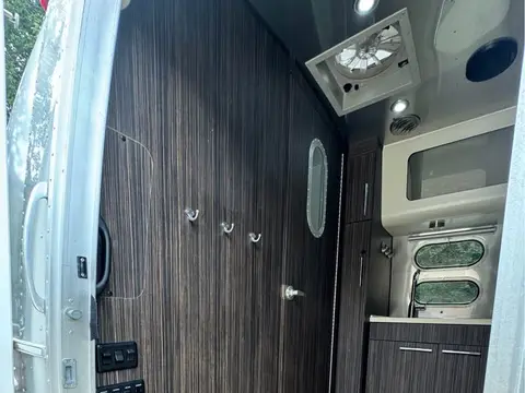 2017 Airstream International Signature 23FQ CCD — photo 5