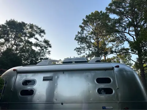2019 Airstream Tommy Bahama 19 ft — photo 4