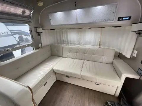 2019 Airstream International Serenity 30 QUEEN — photo 2