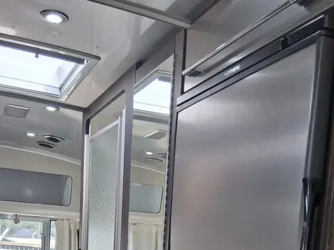 2018 Airstream International Signature 28RBT — photo 4