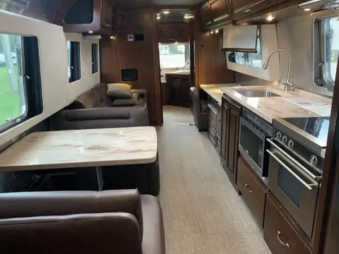 2019 Airstream Classic 33FB — photo 2