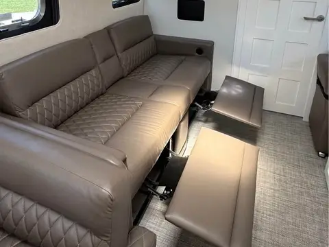 2020 Airstream Classic — photo 2