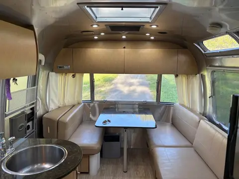 2015 Airstream Flying Cloud 27 Front Queen Bed 27 ft — photo 2