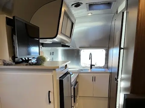 2021 Airstream Caravel — photo 3