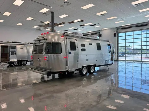 2027 Airstream International — photo 2